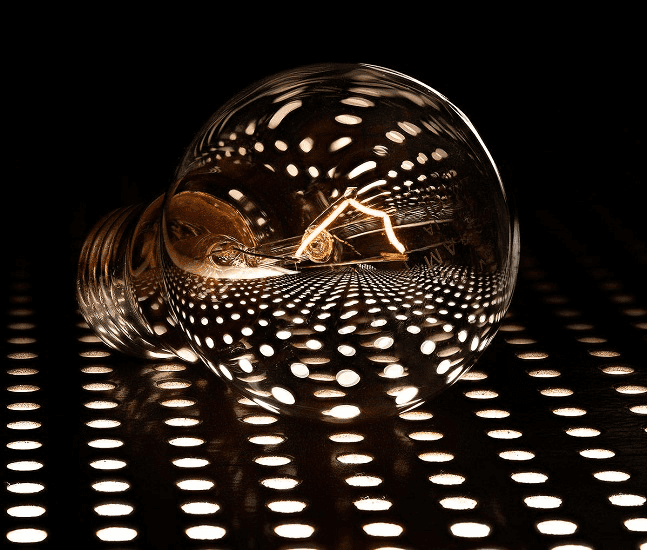 Изображение [igorsakharov.online] Игорь Сахаров ― Горящая лампочка и эффектный фон (2020)