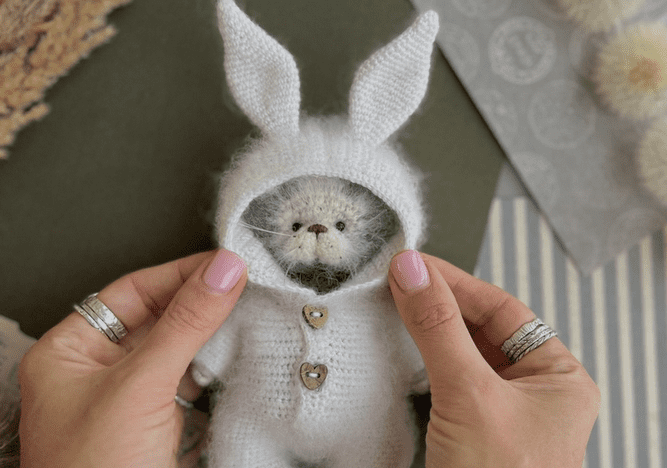 Изображение [Анастасия Пономарева] Маленький котенок в комбезе зайки (2025)