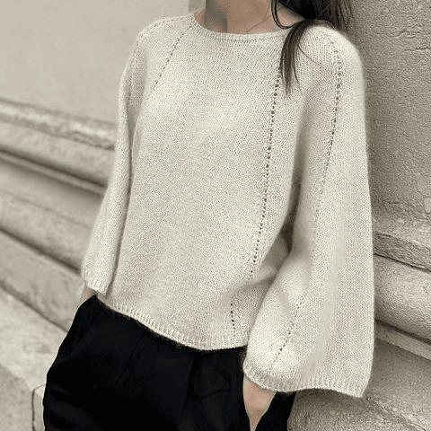 Изображение [Вяжи.ру] Гадрэн Фэсл ― Пуловер с рукавами колокол лицевой гладью сверху вниз Breath Blouse (2025)