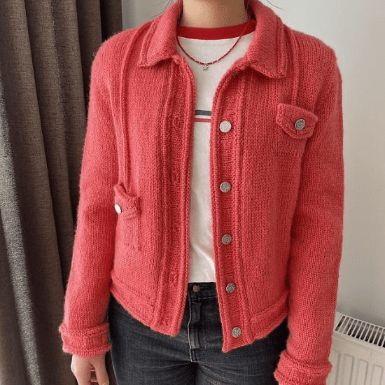 Изображение [Вяжи.ру] Hinterm Stein ― Вязаный спицами жакет в стиле джинсовой куртки White Jeans (2025)