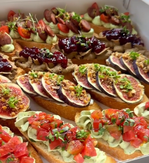 Изображение [furshetbox_msk] Александра Варакута ― Сборник «Просто о брускеттах» (2025)